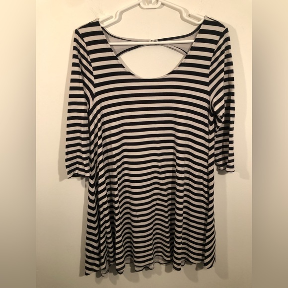 American Eagle Outfitters Tops - American Eagle semi open back stripped shirt